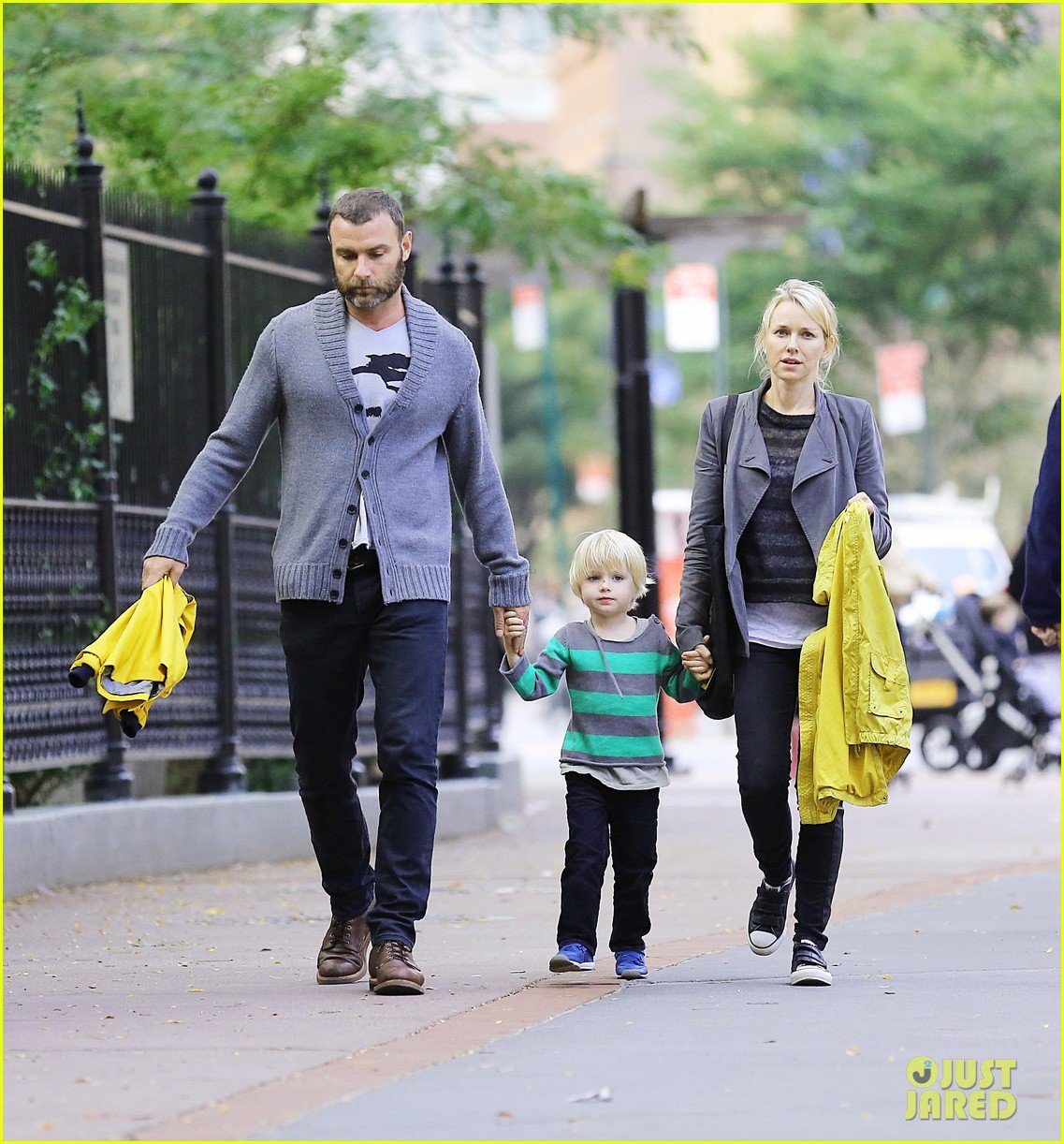 Naomi Watts & Liev Schreiber Sunday Family Stroll! Photo 2737949(01)