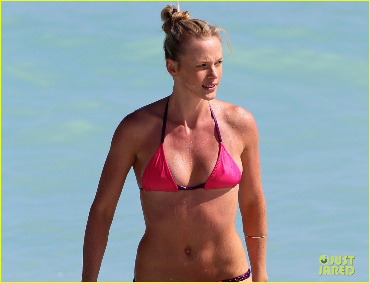Anne V: Bikini Beach Beauty!