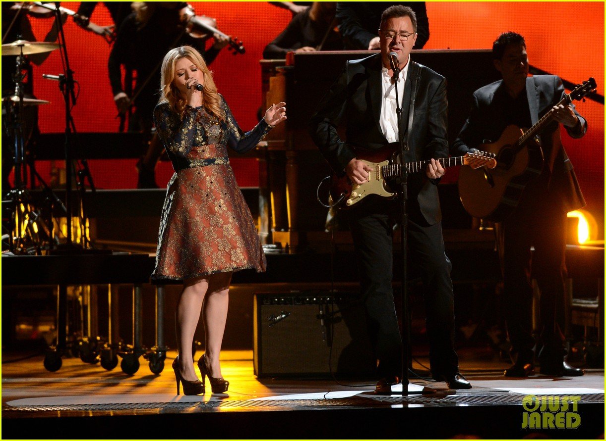 Kelly Clarkson CMAs Live Duet with Vince Gill Photo 2749651 Kelly