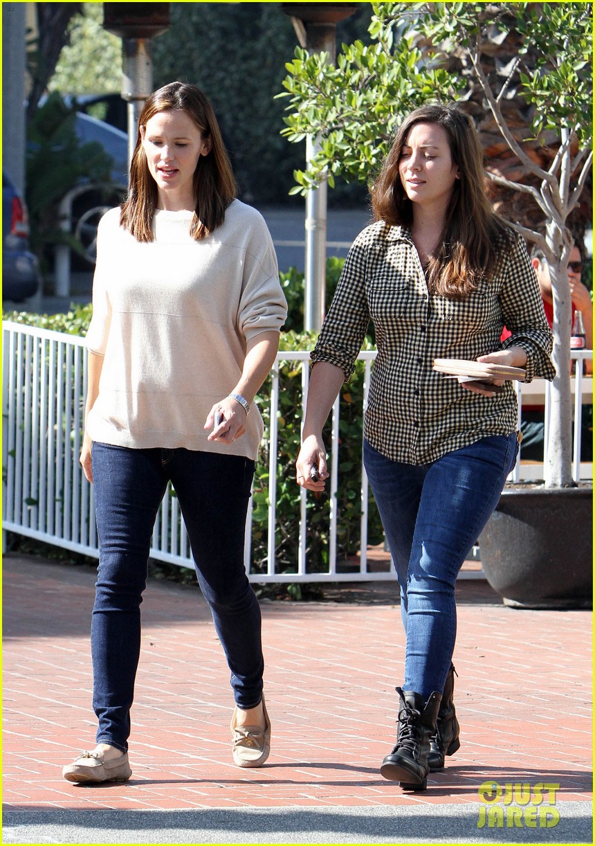 Jennifer Garner: Busy in Brentwood!: Photo 2748923 | Jennifer Garner