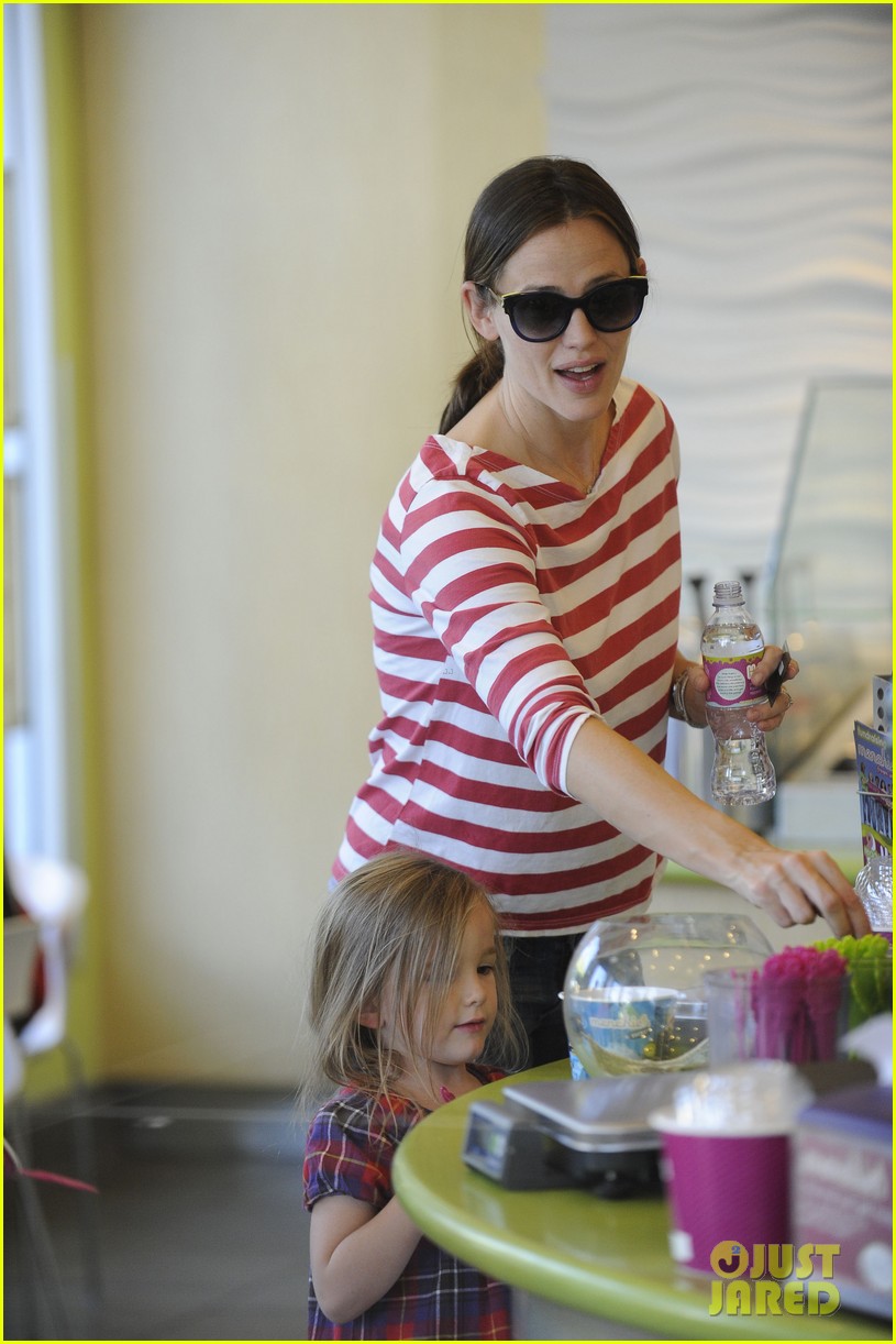 Jennifer Garner Frozen Yogurt Treat with Violet & Seraphina! Photo