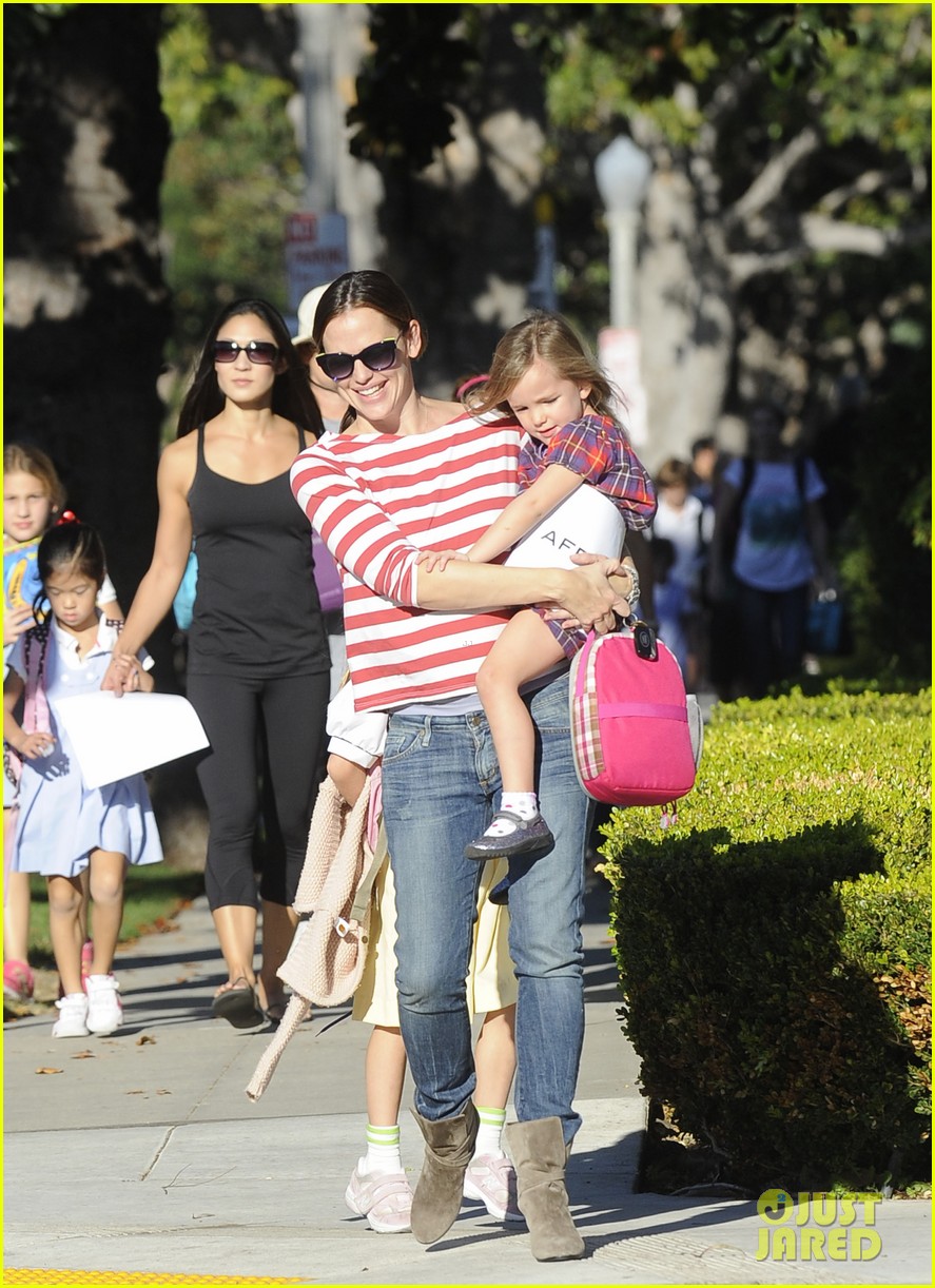 Jennifer Garner Frozen Yogurt Treat with Violet & Seraphina! Photo