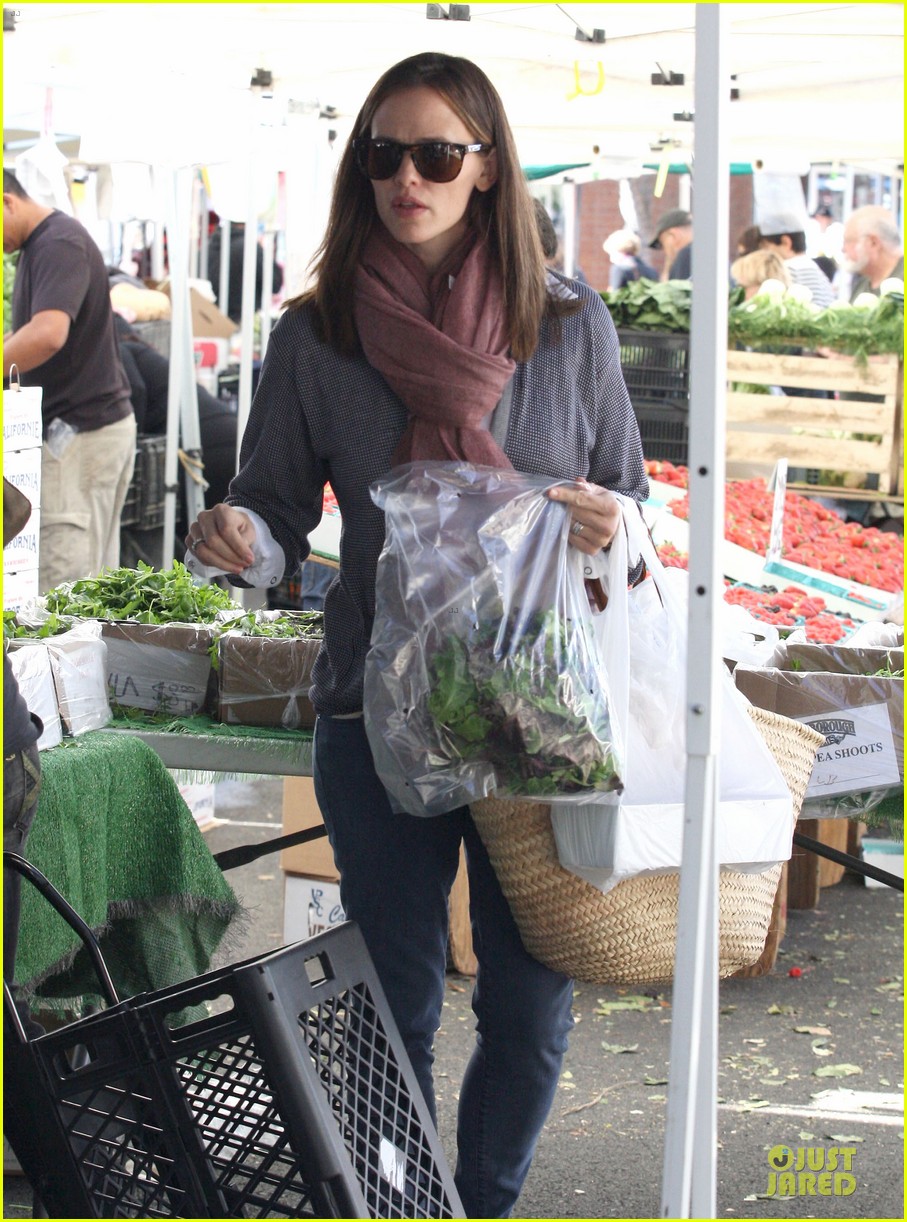 Jennifer Garner & Ben Affleck Pacific Palisades' Farmer Market Stop(02)