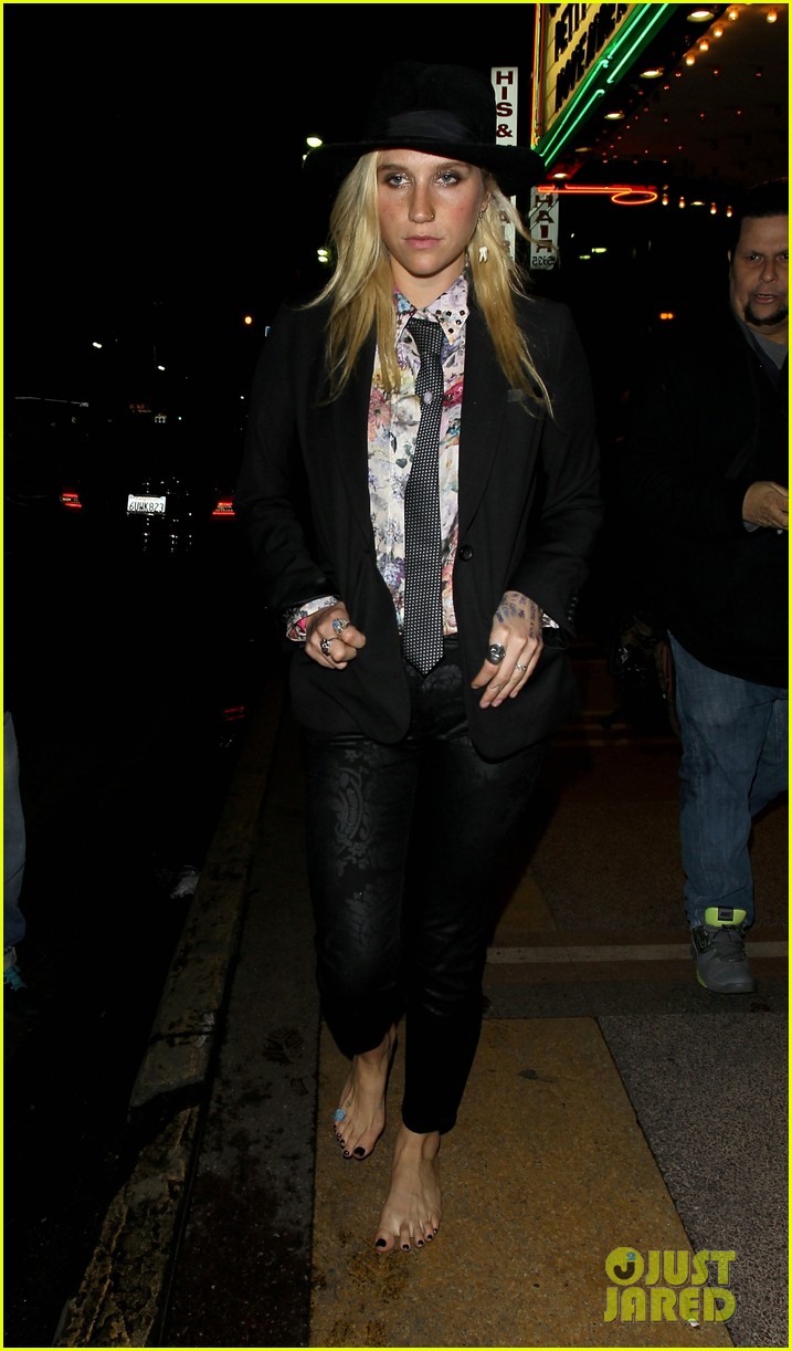 Keha Barefoot at Petty Fest! Photo 2758223 Kesha