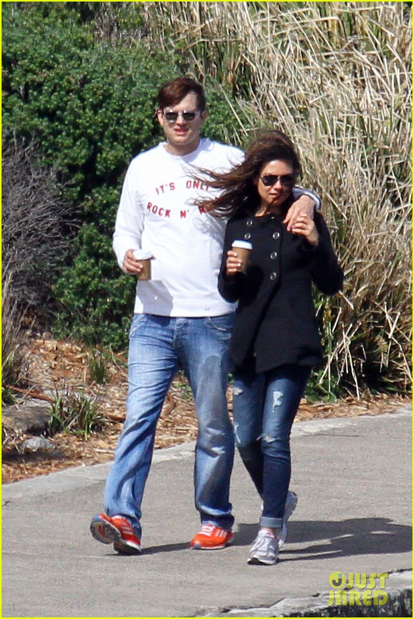 Mila Kunis & Ashton Kutcher: Bondi to Bronte Beach Walk!: Photo 2749774