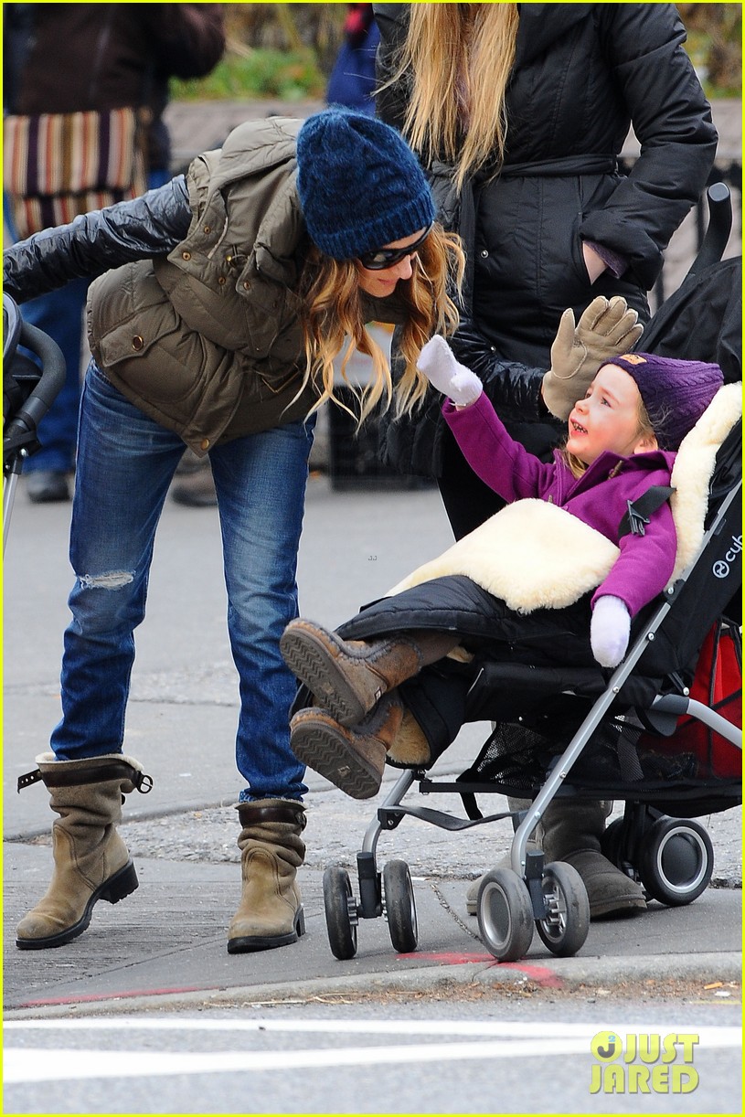 Sarah Jessica Parker Rainy Day Walk with the Twins! Photo 2766534