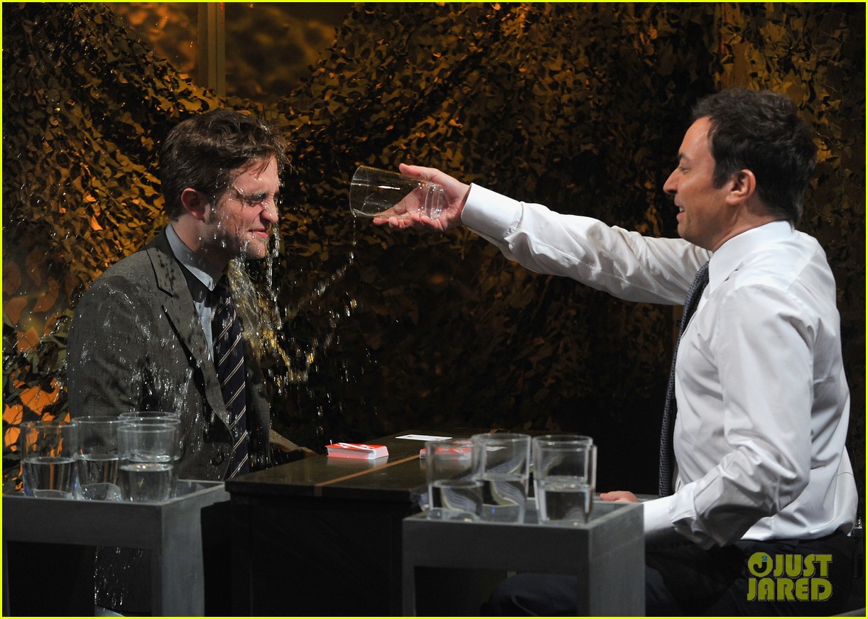 Robert Pattinson Soaking Wet on 'Jimmy Fallon'! Photo 2753826(02)