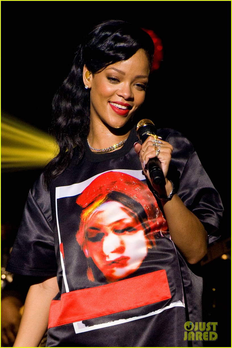 Rihanna Backstage Paris 777 Tour Pics! (Exclusive) Photo 2759699