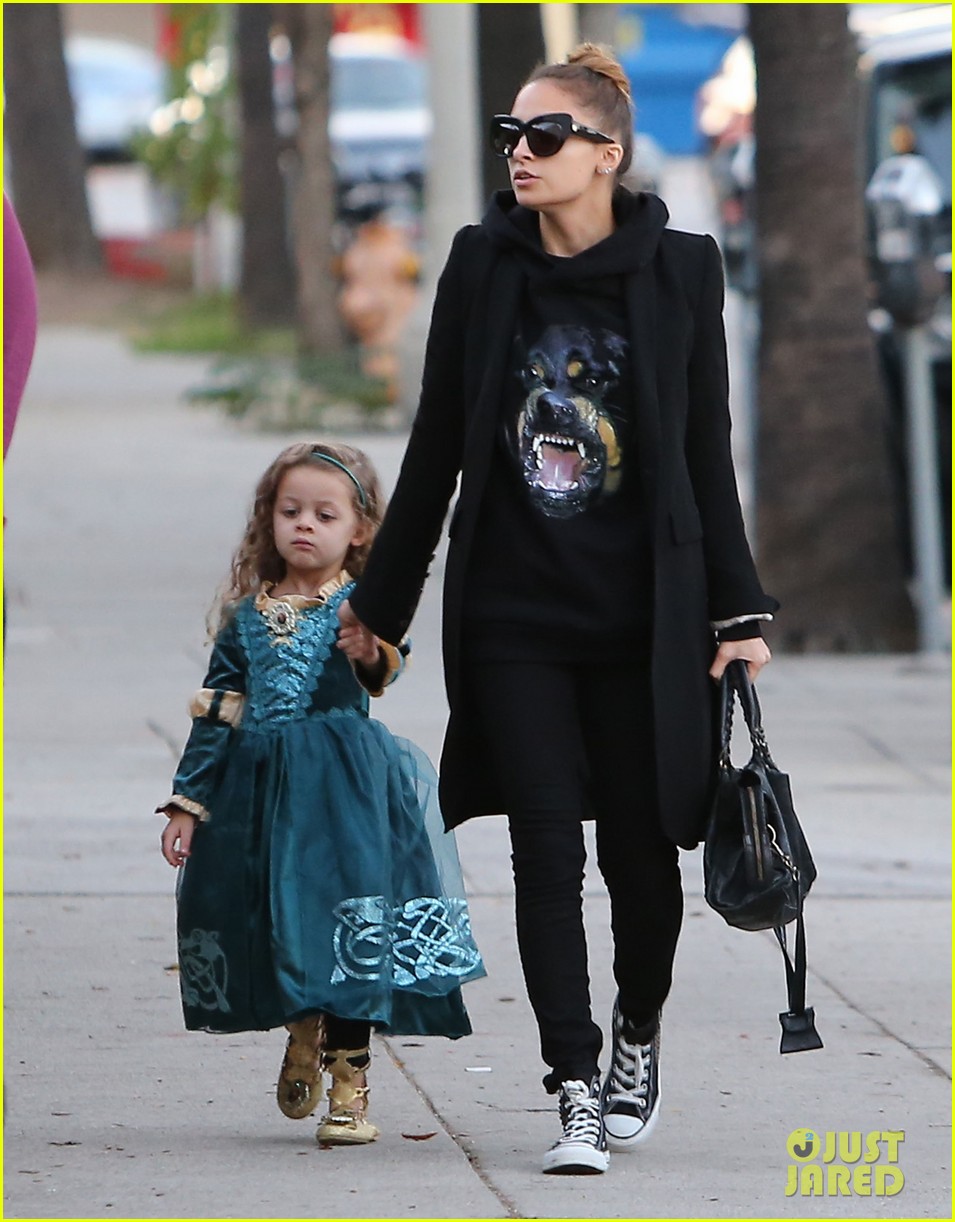 Ashlee Simpson's 'Bat For A Heart' Listen Now! Photo 2762009(02)