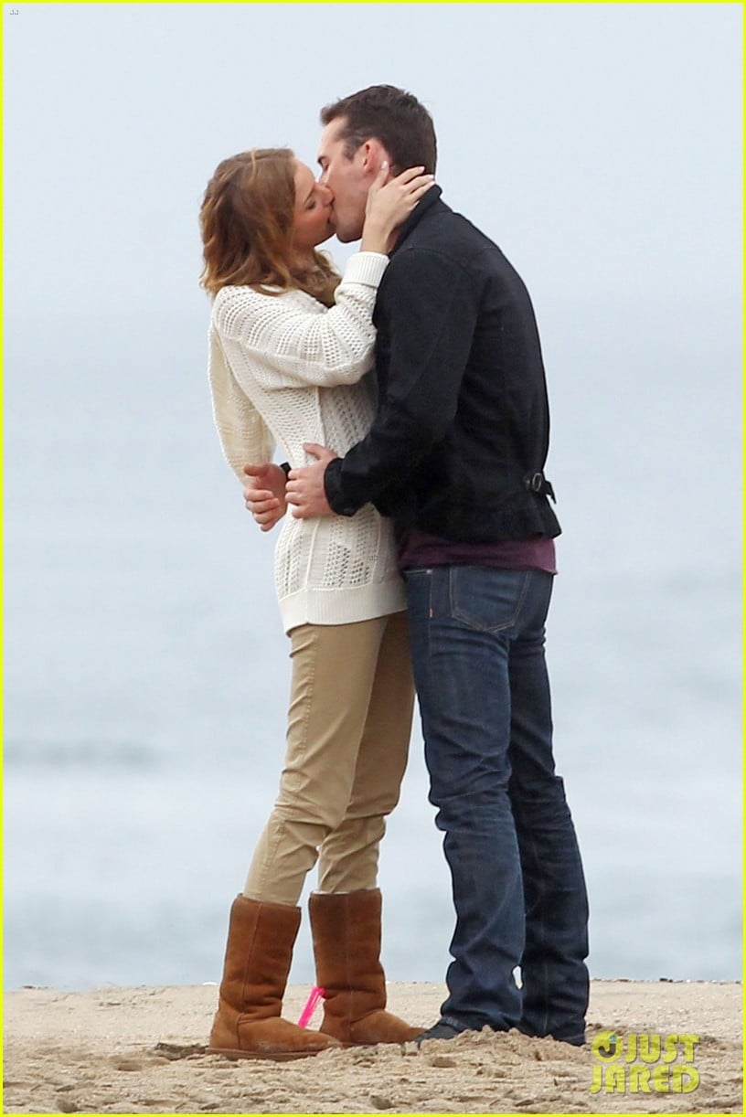 Emily VanCamp & Barry Sloane: Rainy 'Revenge' Kiss!: Photo 2766349 ...