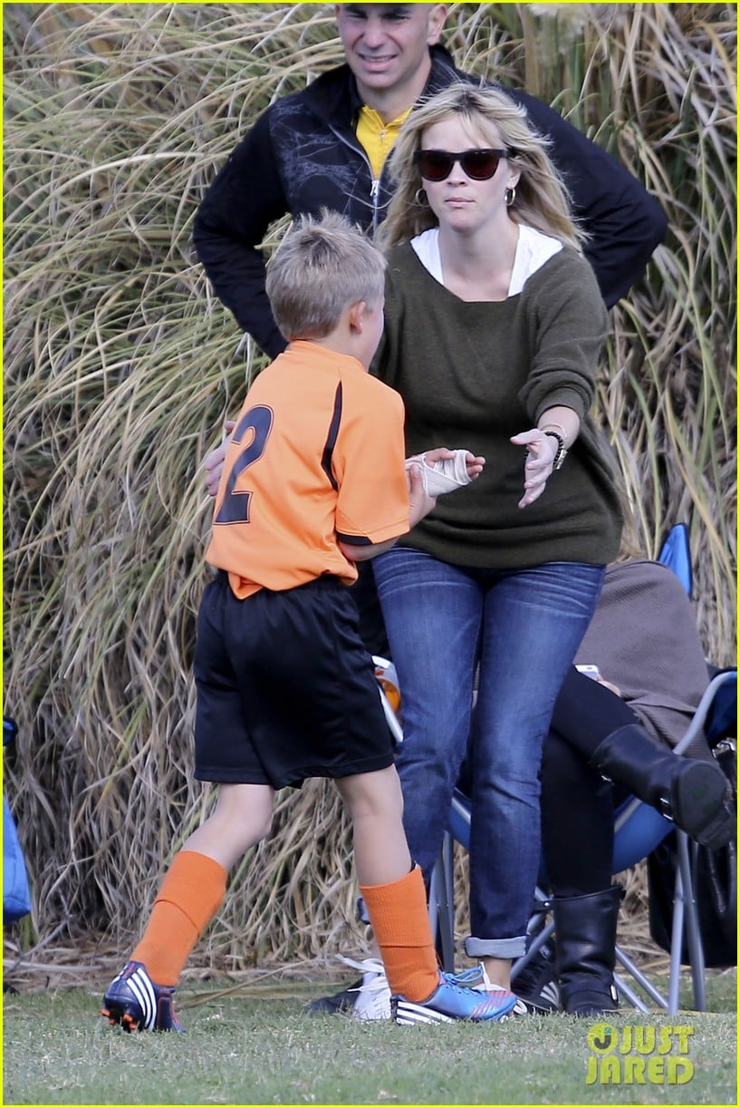 Reese Witherspoon & Ryan Phillippe Deacon's Soccer Game! Photo