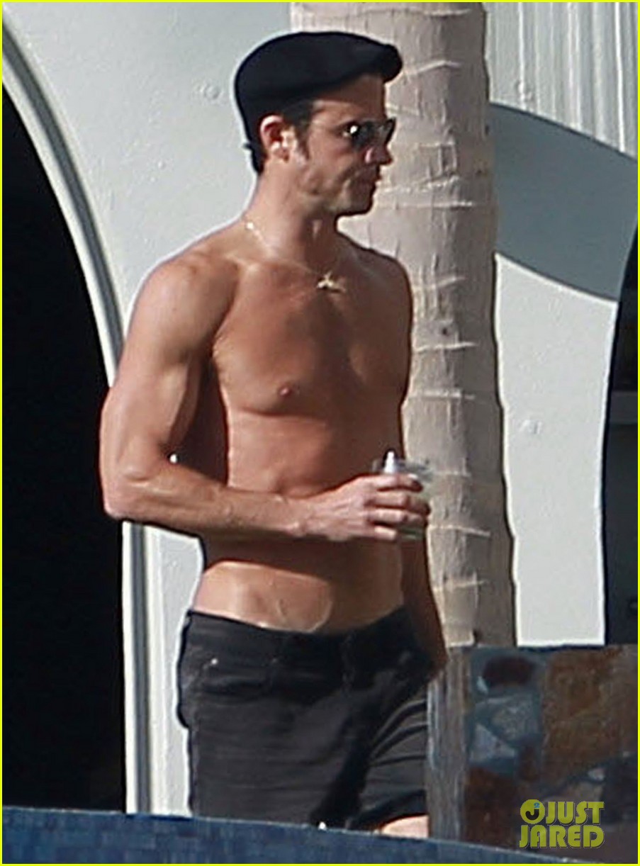 Jennifer Aniston Bikini Sunbathing with Shirtless Justin Theroux
