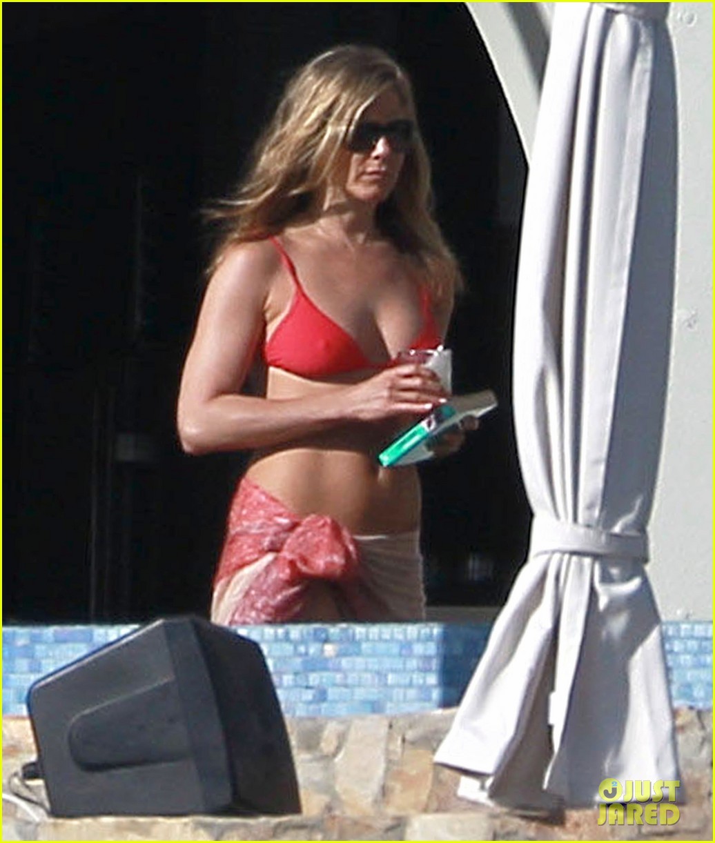 Jennifer Aniston: Bikini Sunbathing with Shirtless Justin Theroux! jennifer ...