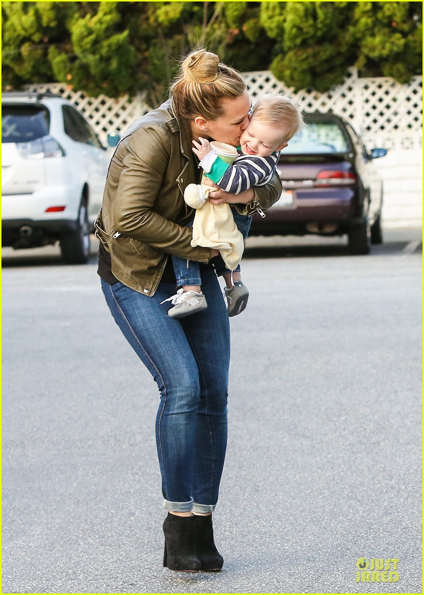 Hilary Duff & Mike Comrie Grocery Store Kisses for Luca! Photo