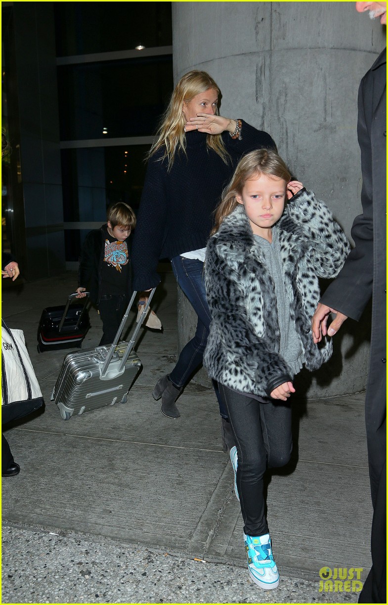 Gwyneth Paltrow & Chris Martin: New York Landing with the Kids!: Photo ...