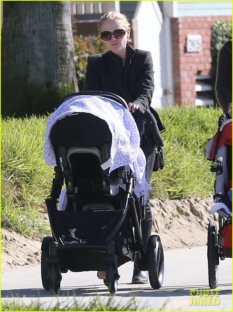 Anna Paquin Venice Boardwalk Stroll with the Twins! Photo 2779957