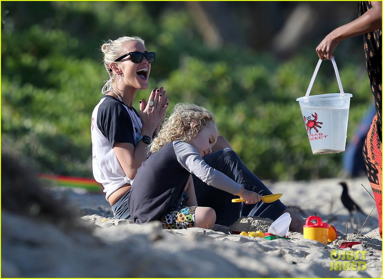 Ashlee Simpson Beach Kisses for Bronx! Photo 2781781 Ashlee Simpson