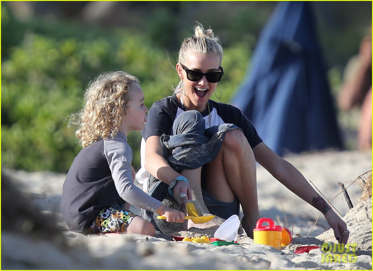 Ashlee Simpson Beach Kisses for Bronx! Photo 2781782 Ashlee Simpson(02)