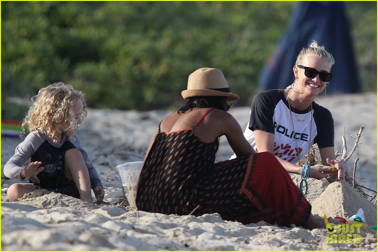 Ashlee Simpson Beach Kisses for Bronx! Photo 2781793 Ashlee Simpson