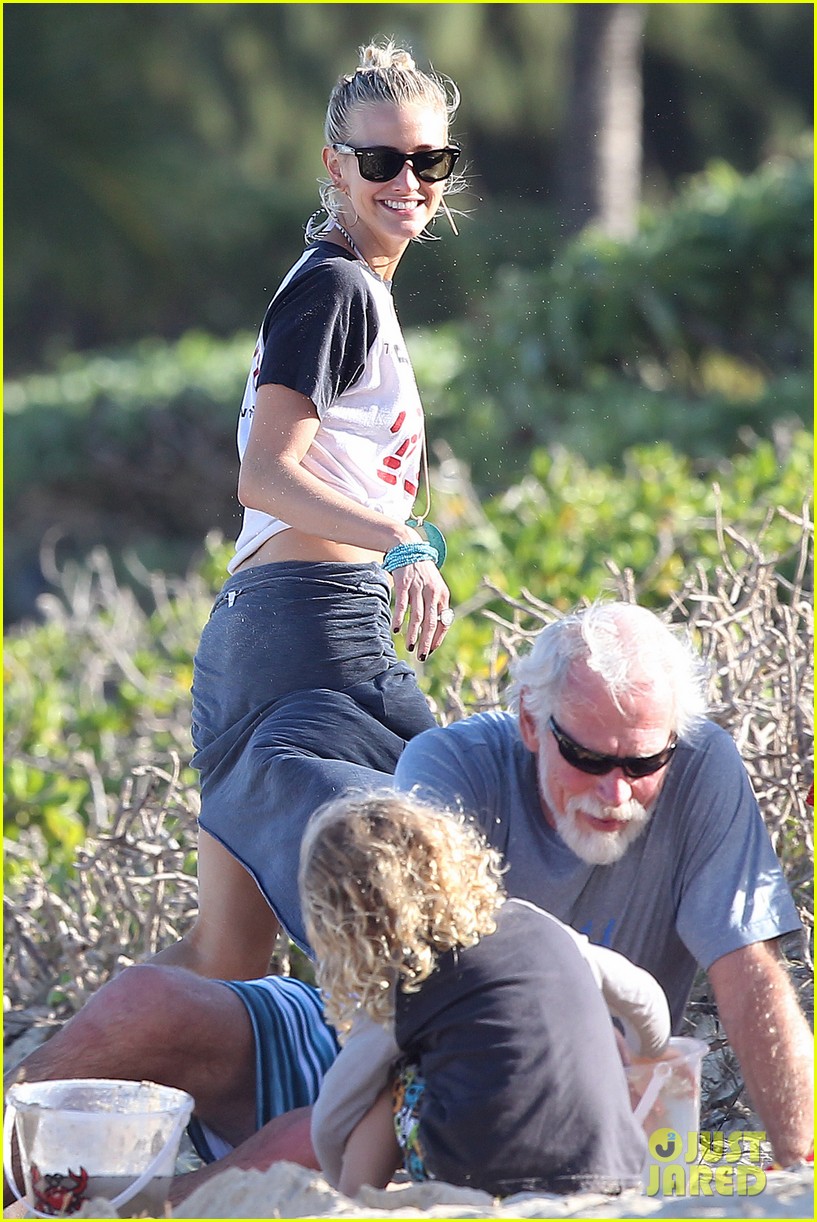 Ashlee Simpson Beach Kisses for Bronx! Photo 2781808 Ashlee Simpson