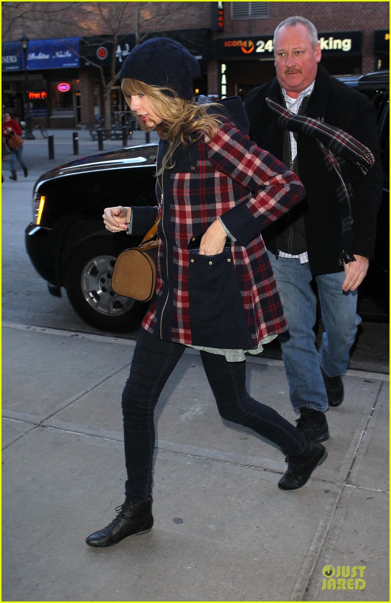 taylor swift receives scrabble board for christmas 042782604
