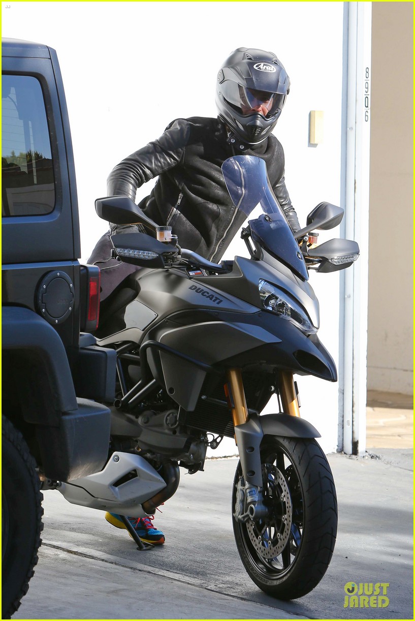 Orlando Bloom Motorcycle Ride to the Gym! Photo 2785198 Orlando Bloom Photos Just Jared