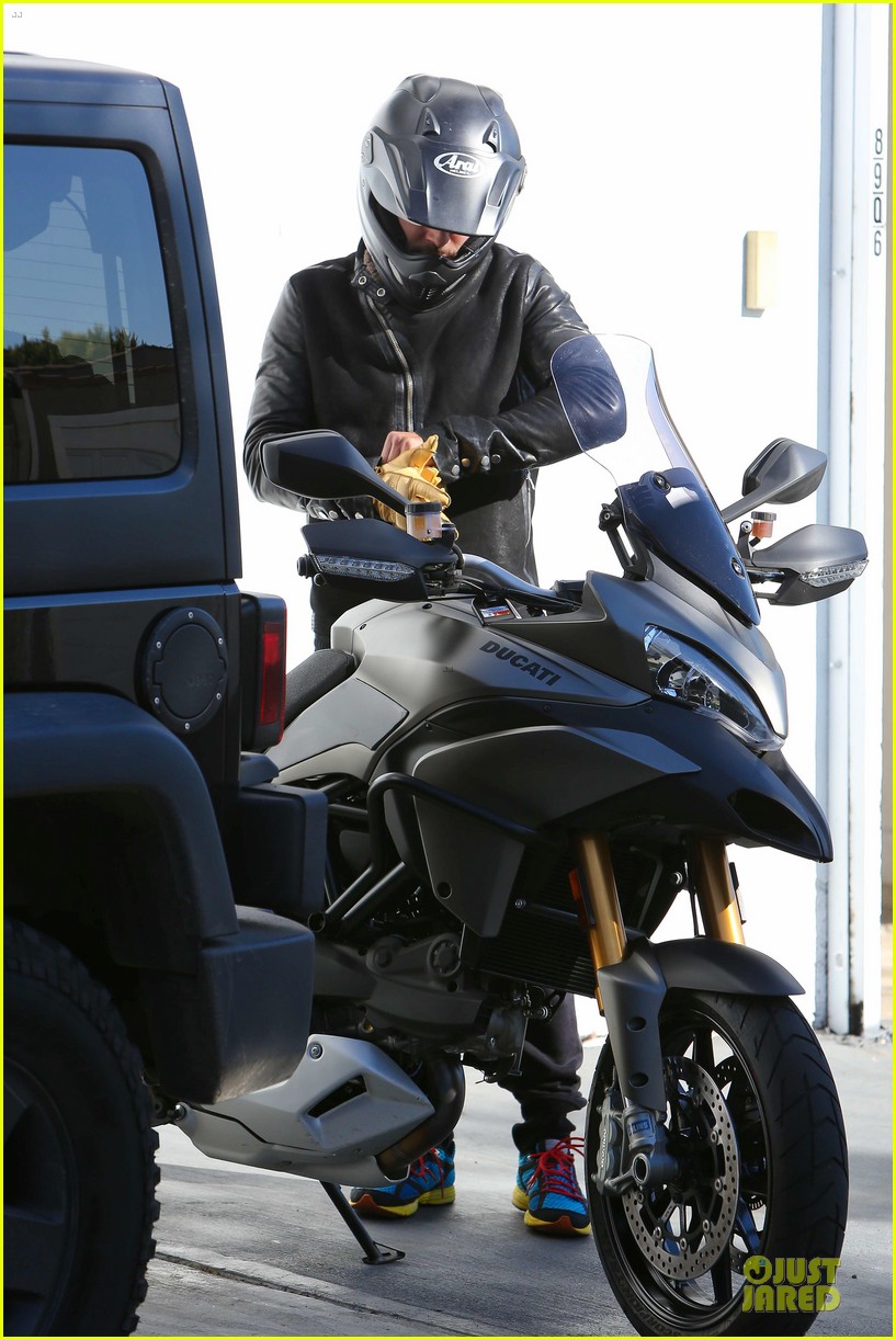 Orlando Bloom Motorcycle Ride to the Gym! Photo 2785205 Orlando