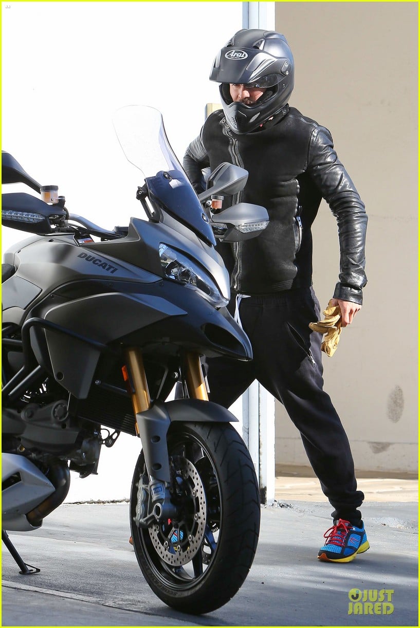 Orlando Bloom Motorcycle Ride to the Gym! Photo 2785206 Orlando Bloom Photos Just Jared