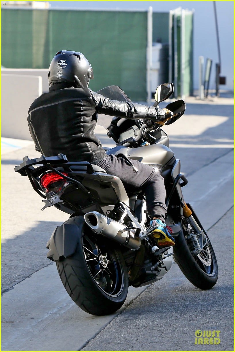 Orlando Bloom Motorcycle Ride to the Gym! Photo 2785207 Orlando Bloom Photos Just Jared