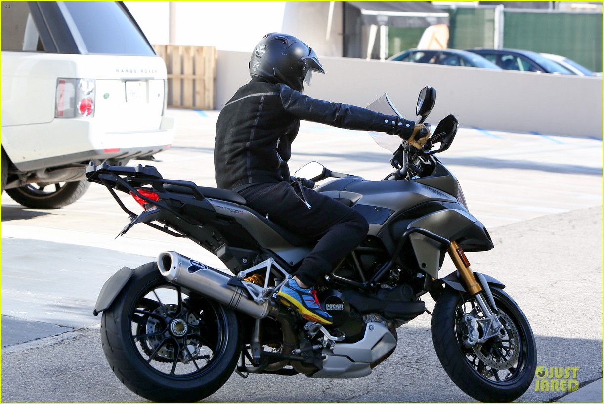 Orlando Bloom Motorcycle Ride to the Gym! Photo 2785209 Orlando Bloom Photos Just Jared