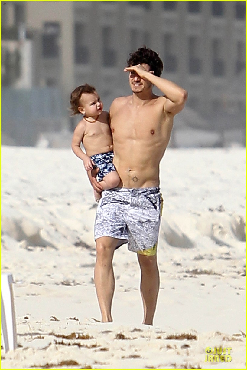 Orlando Bloom Beach Waves with Flynn! Photo 2800902 Celebrity(00)