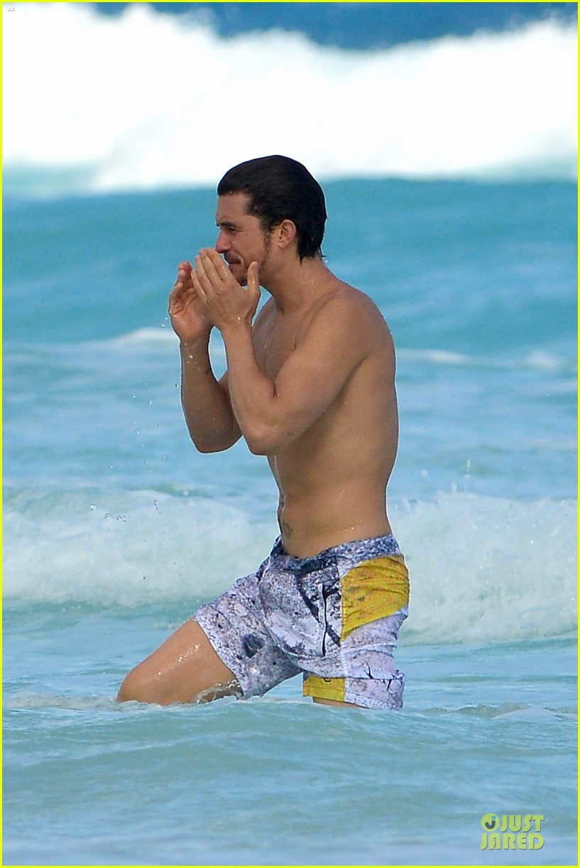 Orlando Bloom: Beach Waves with Flynn!: Photo 2800904 | Celebrity Babies,  Flynn Bloom, Miranda Kerr, Orlando Bloom, Shirtless Pictures | Just Jared