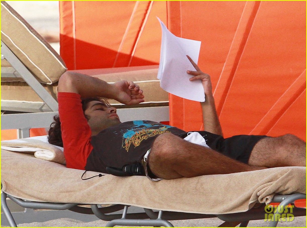 Adrian Grenier: Shirtless Beach Reading: Photo 2790600 | Adrian Grenier ...