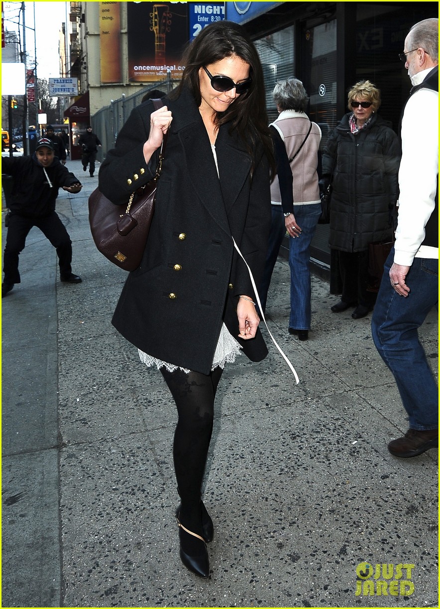 Katie Holmes: Morning Stroll with Suri!: Photo 2785709 | Celebrity