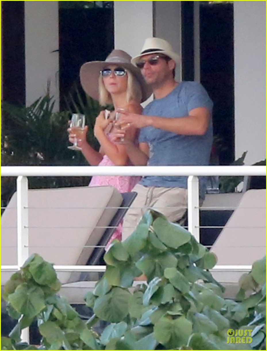 Julianne Hough & Ryan Seacrest Beach Deck Kisses! Photo 2785189