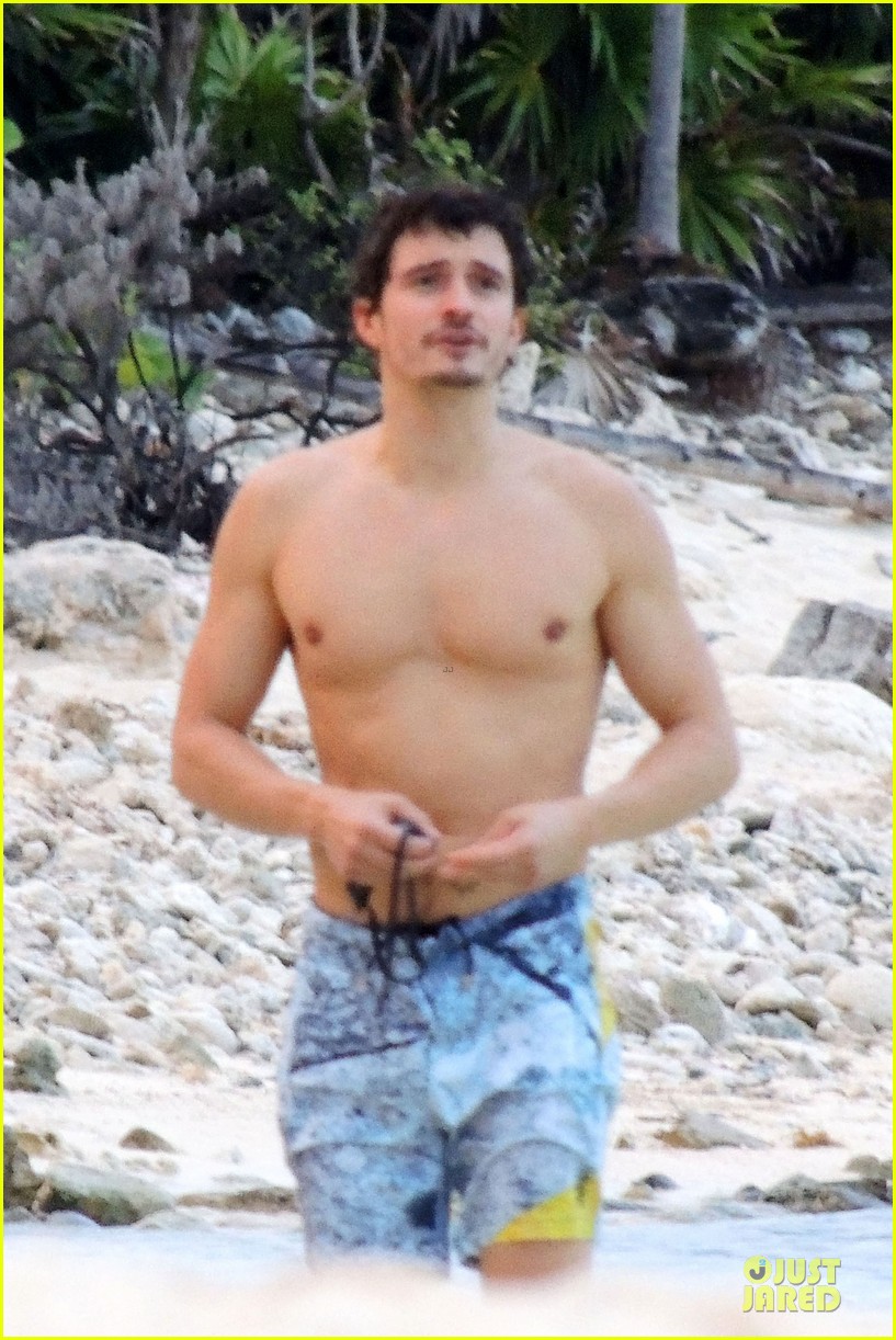 Miranda Kerr & Shirtless Orlando Bloom Beach Vacation with Flynn