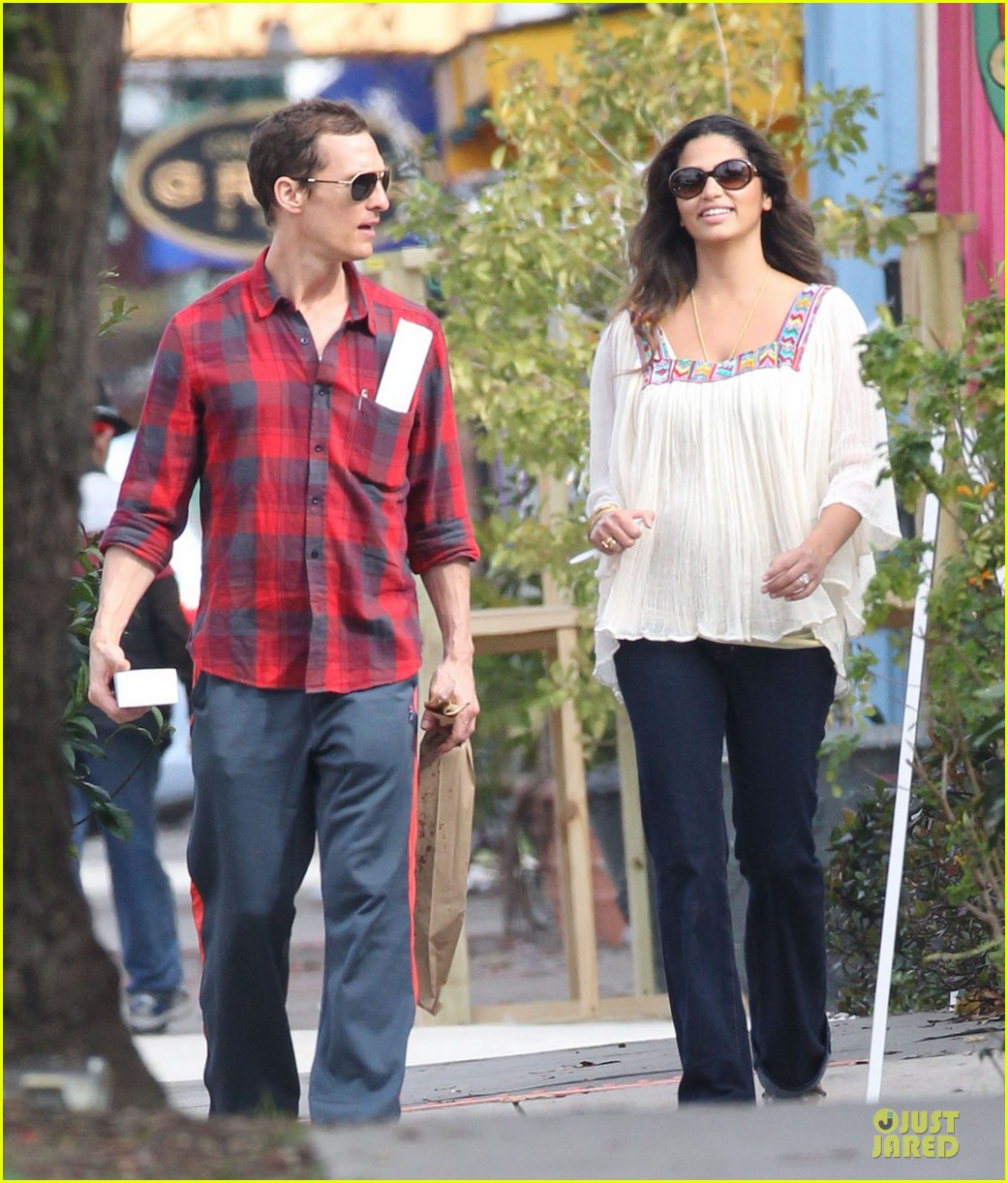 Matthew McConaughey & Camila Alves: Birthday Bakery Stop!: Photo