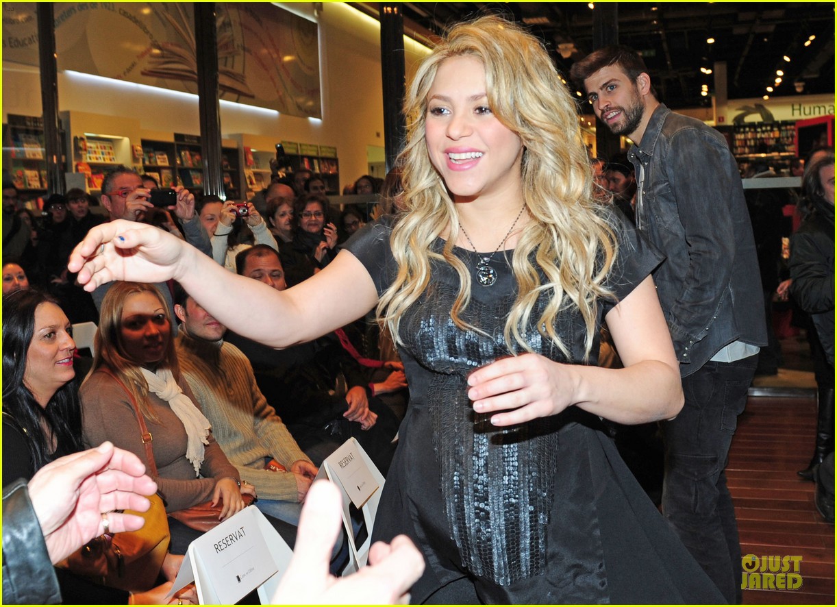 Pregnant Shakira & Gerard Pique: 'The Wind and Random' Book Presentation!:  Photo 2792477 | Celebrity Babies, Gerard Pique, Shakira Photos | Just  Jared: Entertainment News