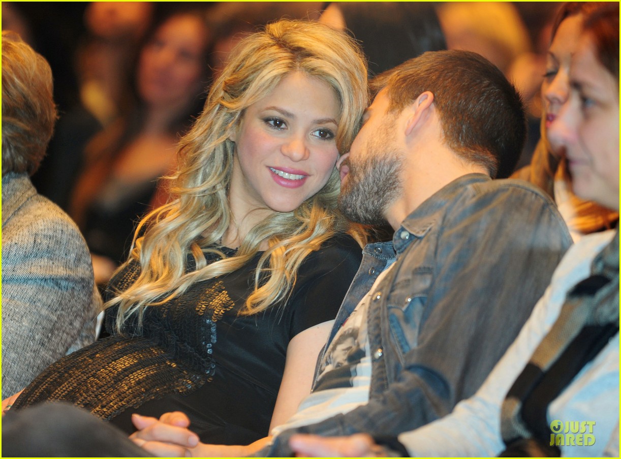 Pregnant Shakira & Gerard Pique: 'The Wind and Random' Book Presentation!:  Photo 2792479 | Celebrity Babies, Gerard Pique, Shakira Photos | Just  Jared: Entertainment News