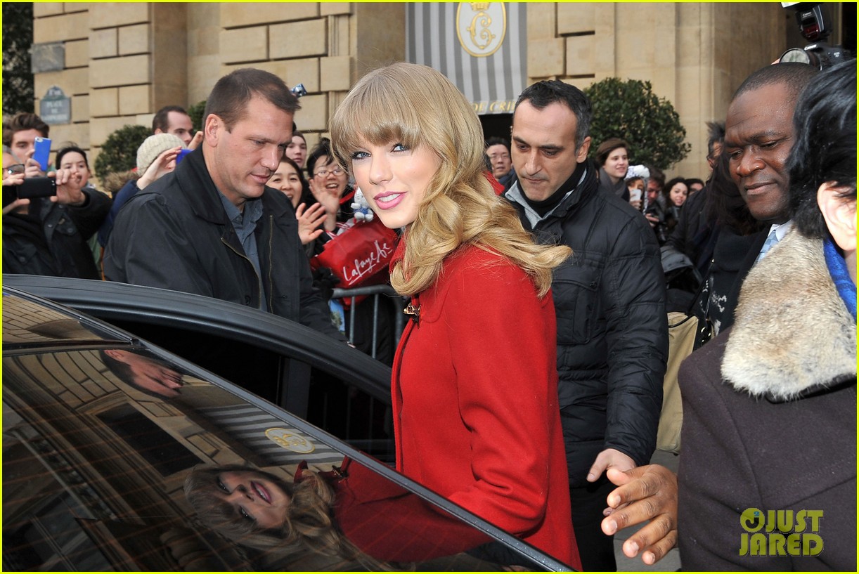 Photo: taylor swift hailee steinfeld paris sightseeing pair 10 | Photo