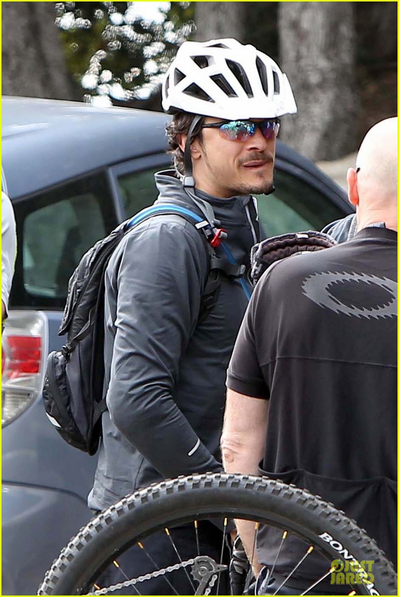 Orlando Bloom: Safety Helmet for Atladena Bike Ride! : Photo 2803368