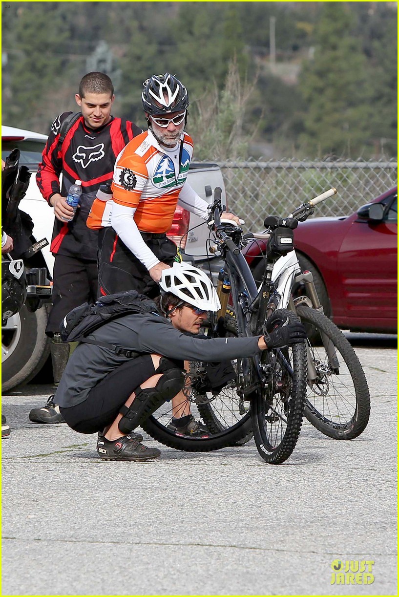 Orlando Bloom: Safety Helmet for Atladena Bike Ride! : Photo 2803380