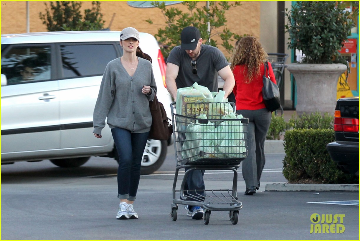 Chris Evans & Minka Kelly: Valentine's Day Grocery Shopping!: Photo