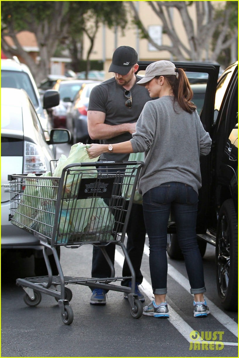 Chris Evans & Minka Kelly: Valentine's Day Grocery Shopping!: Photo
