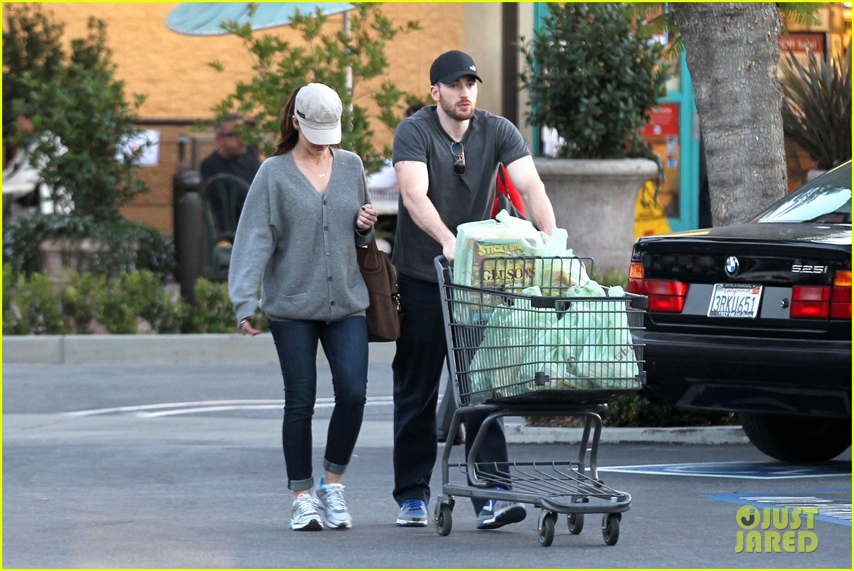 Chris Evans & Minka Kelly: Valentine's Day Grocery Shopping!: Photo