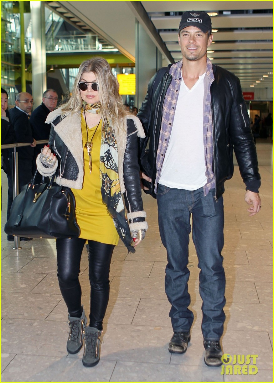 Fergie Pregnant Heathrow Arrival with Josh Duhamel! Photo 2815067(01)