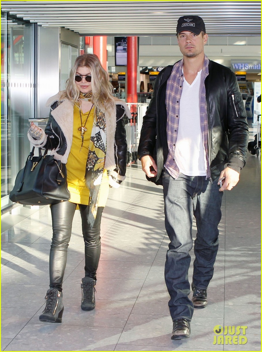 Fergie Pregnant Heathrow Arrival with Josh Duhamel! Photo 2815073