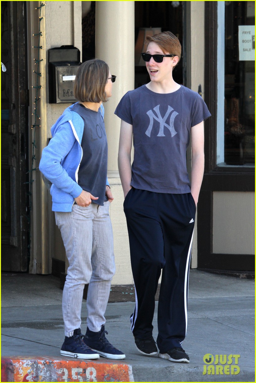 Photo jodie foster venice beach breakfast with son charles 03 Photo