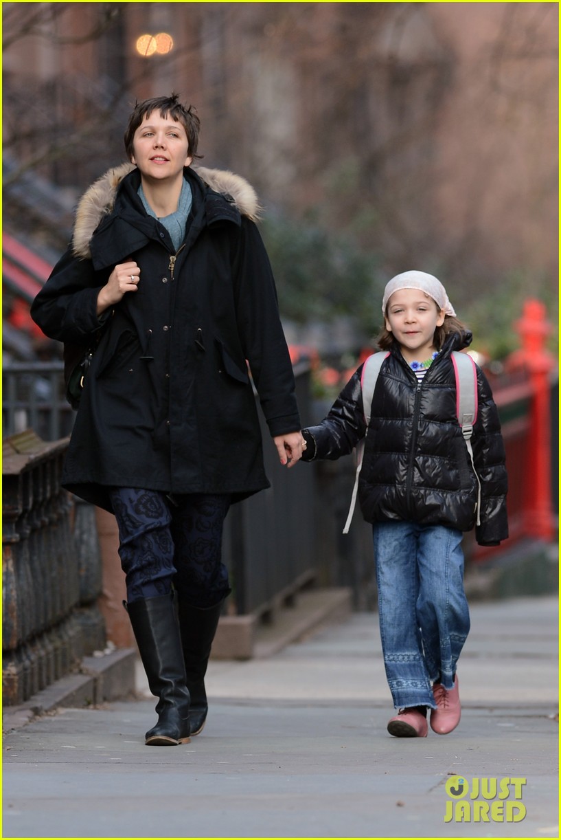 Maggie Gyllenhaal Short Haired School Walk with Ramona! Photo 2821096