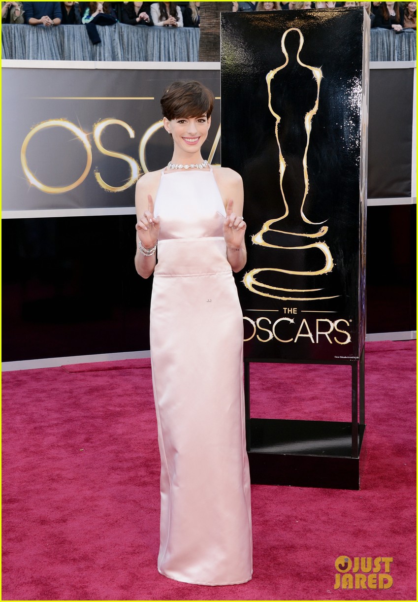 anne hathaway oscars 2013 red carpet 012819069